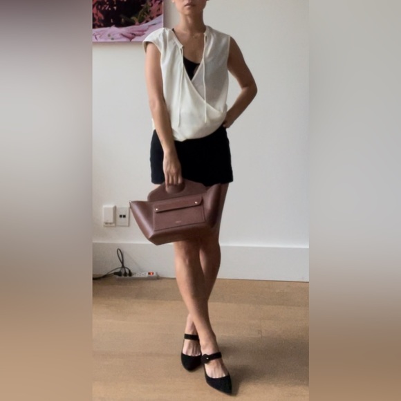 BWNT Authentic Burberry 2021 Runway Small Soft Pocket Tote, in tan - Picture 15 of 16